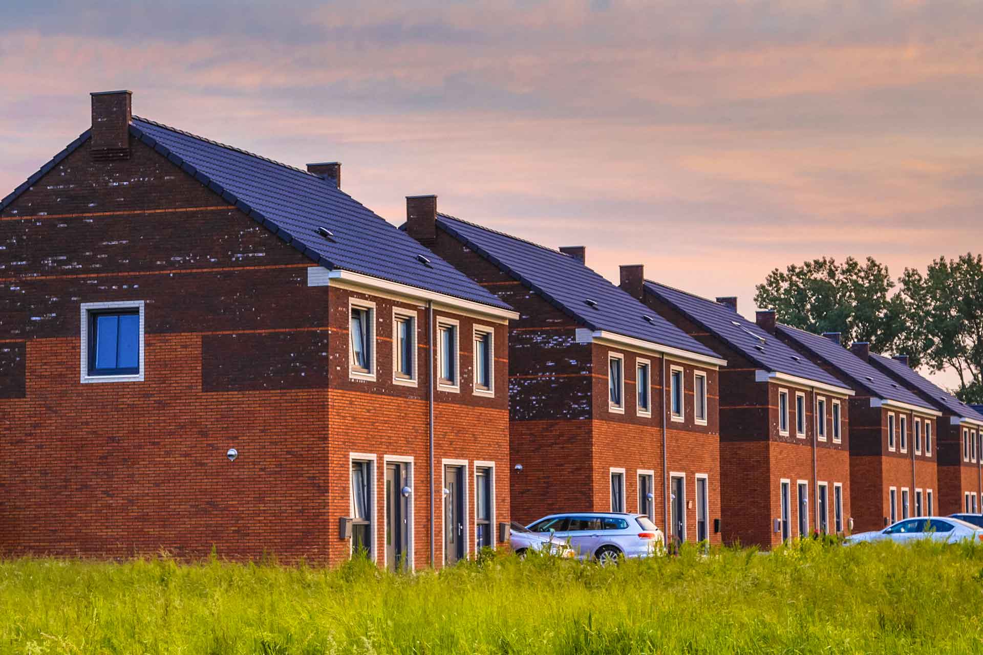 street-with-modern-family-houses-LNZ797Q.jpg street-with-modern-family-houses-LNZ797Q.jpg