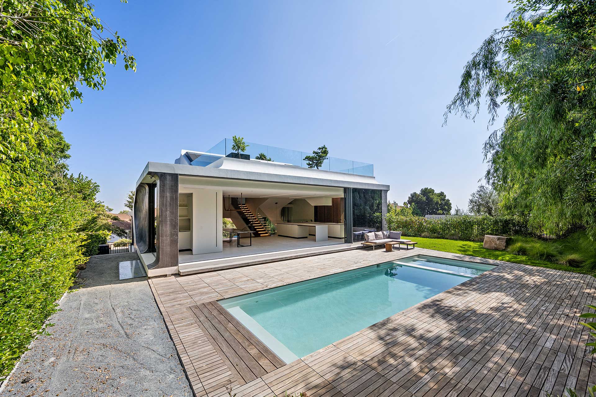 an-open-swimming-pool-is-in-the-backyard-of-a-home-SRNTQ4N.jpg an-open-swimming-pool-is-in-the-backyard-of-a-home-SRNTQ4N.jpg